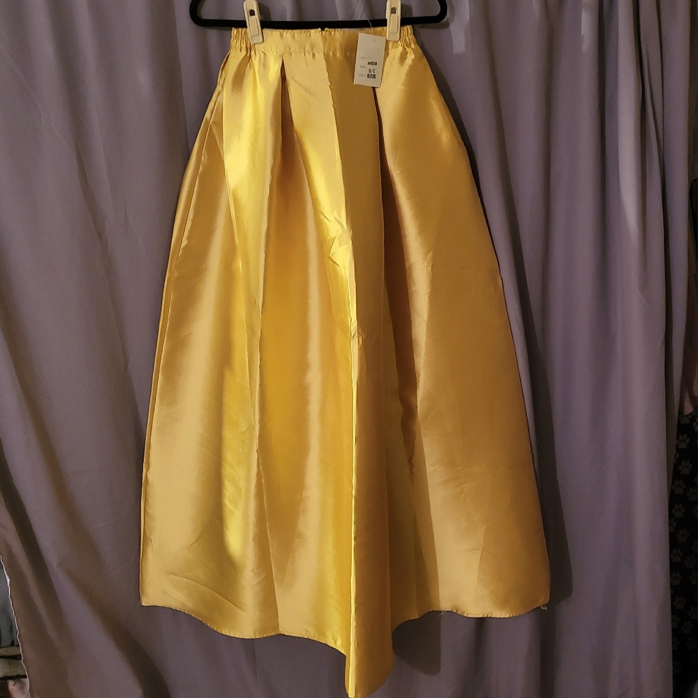 Yellow long skirt with pockets